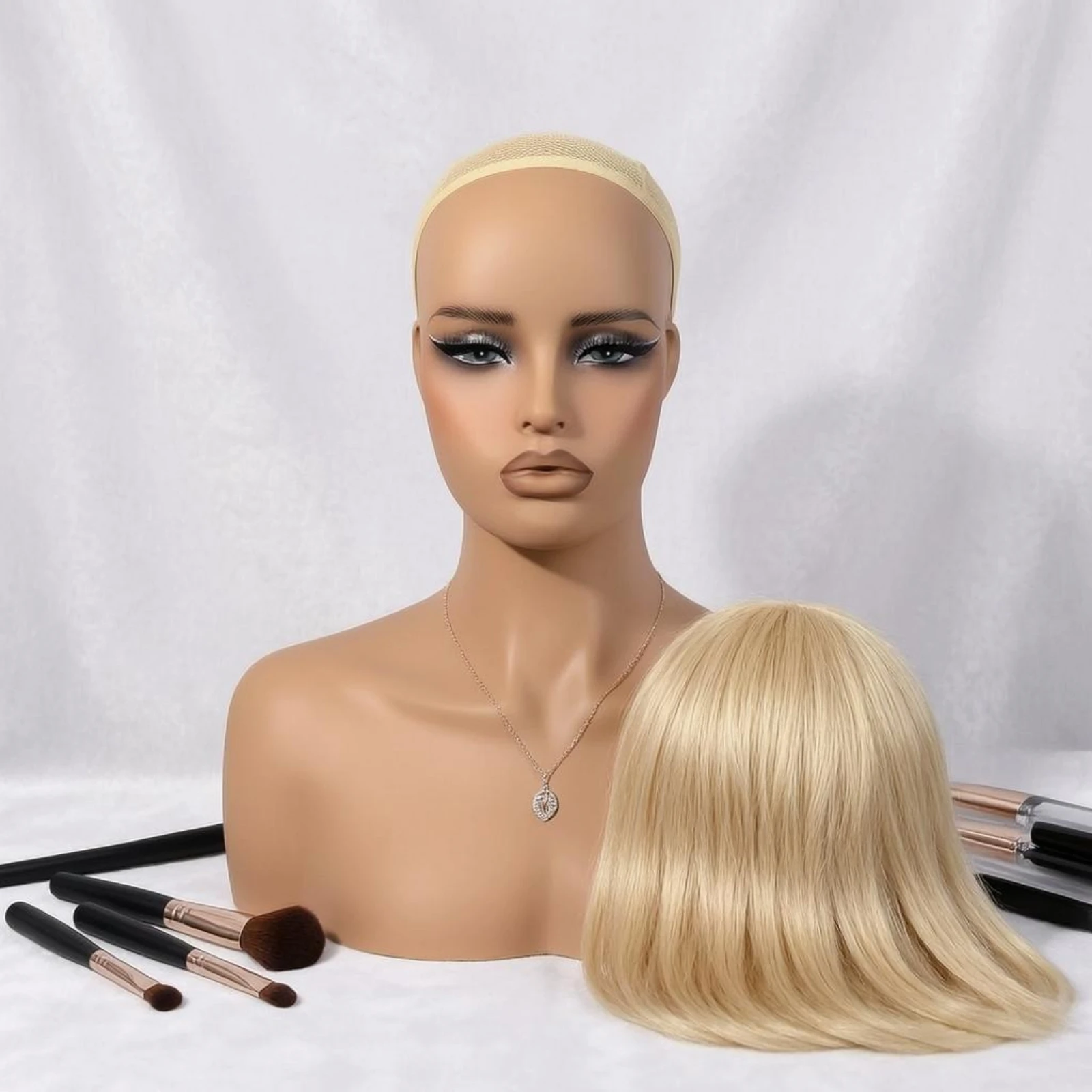busto-de-maniqui-con-cuello-y-hombros-en-tono-piel-accesorio-para-tienda-aspecto-realista