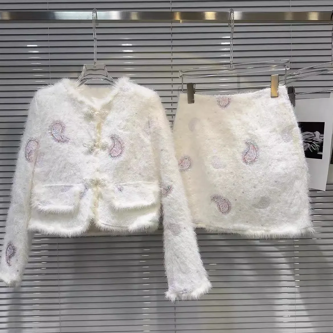 

Элегантный зимний комплект: женский жилет с длинными рукавами на пуговицах и юбка, роскошный топ из меха водяного кролика с вышивкой и жемчужными бусинами