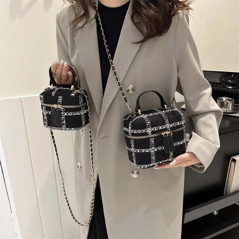 Hand Bucket Bag Female 2024 Autumn New Fashion Diamond Chain Small Crossbody Leisure Bag