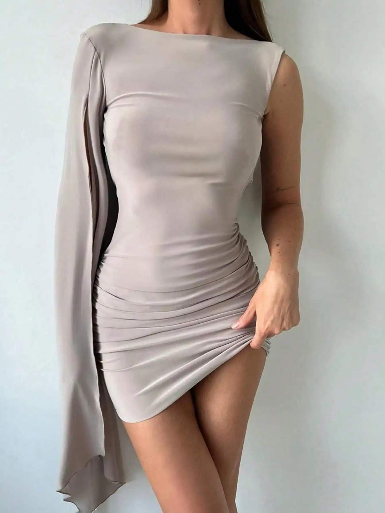 Herbstliches neues, figurbetontes Mini-Einärmel-Mini – einfarbig, mit Plissee-Detail, tiefem Rücken und schmaler Passform