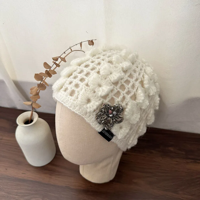 Koreanische handgemachte, gehäkelte, dreidimensionale Blumenmütze für Damen, warme Kuppelmütze für Herbst und Winter. – Detail 4