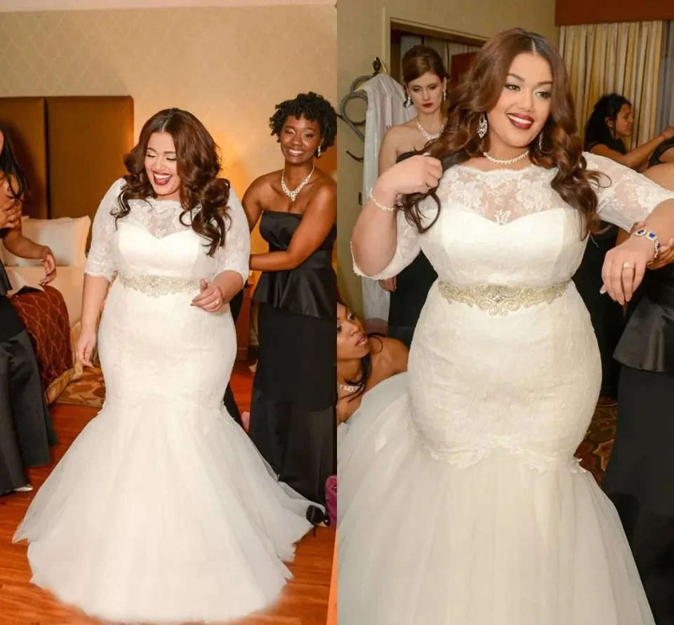 ชุดแต่งงานลูกไม้พลัสไซส์ทรงเมอร์เมด แขนครึ่งแขน ผ้าซีทรูยาวกรอมพื้น ประดับลูกปัดและผ้าคาดเอว กระดุมปิด