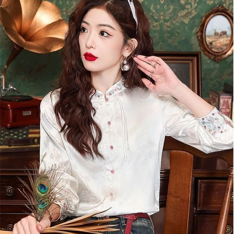 الرجعية المرأة موضة الجاكار مشبك قميص الربيع الصيف سيدة الوقوف طوق التطريز البلوزات 2025 الإناث طويلة الأكمام بلوزة