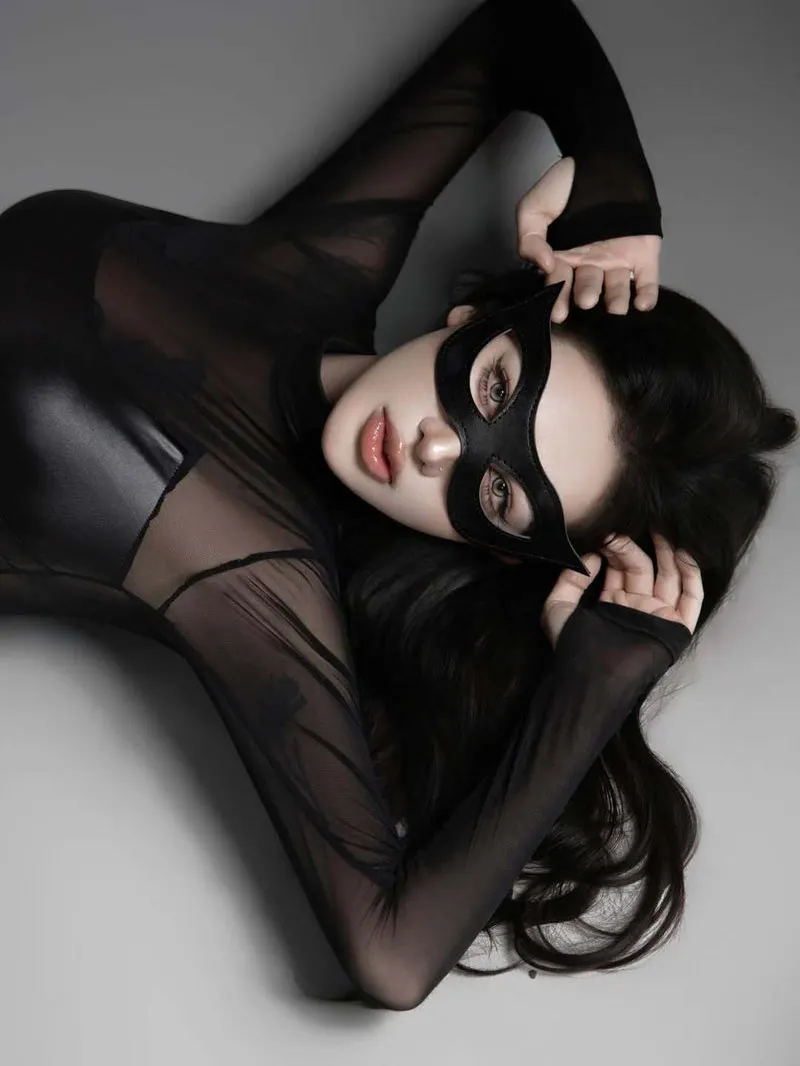 Kostium fotograficzny dla kobiet: futurystyczny żołnierzyk, spodnie z wysokim stanem, długie spodnie, styl dojazdowy, cekiny, patchwork.