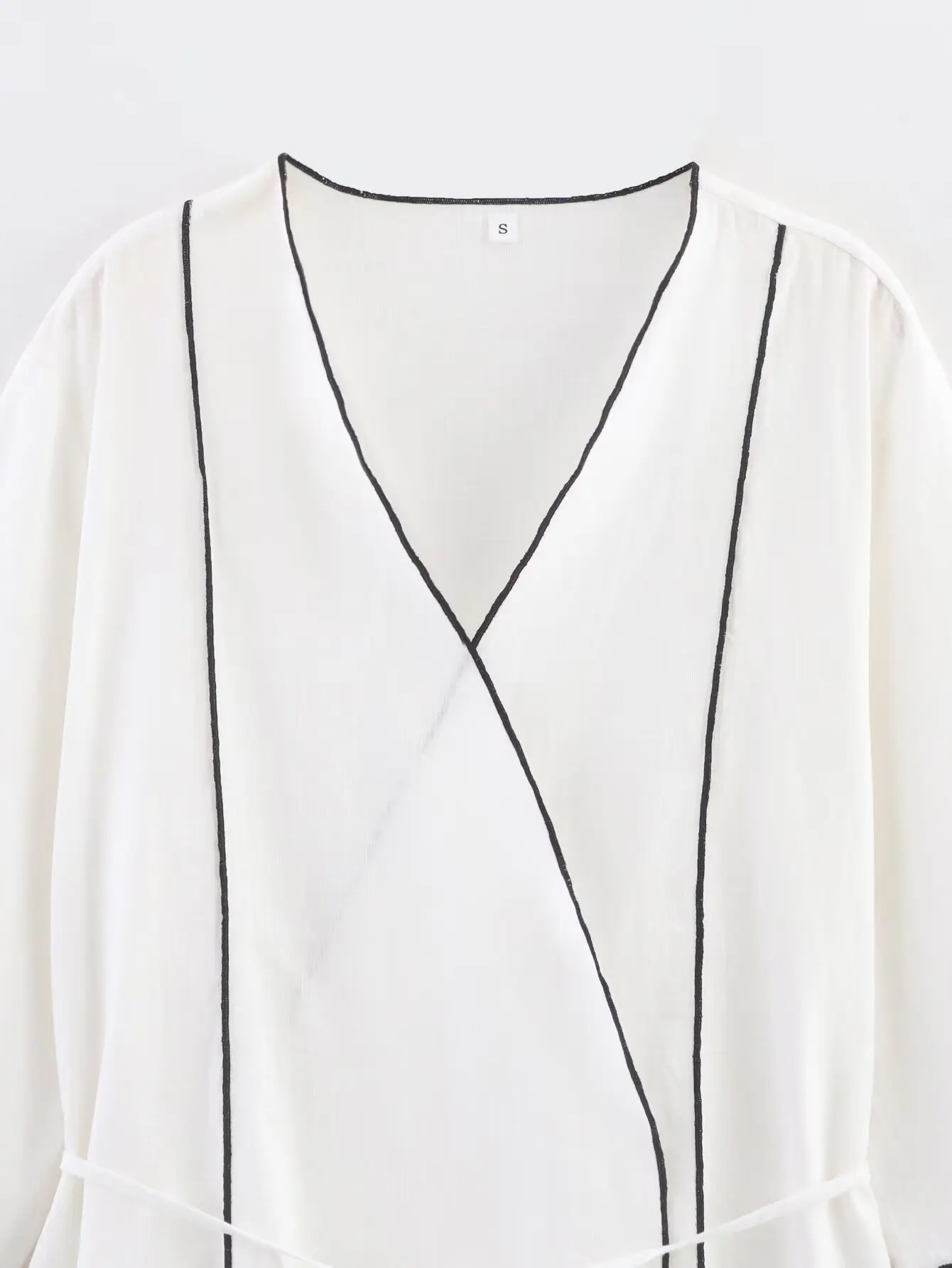 بلوزة نسائية عصرية من Zevity مزدوجة الصدر وفتحة رقبة على شكل V وخط أسود وغرزة كيمونو قميص نسائي أنيق بلوزات علوية LS9368