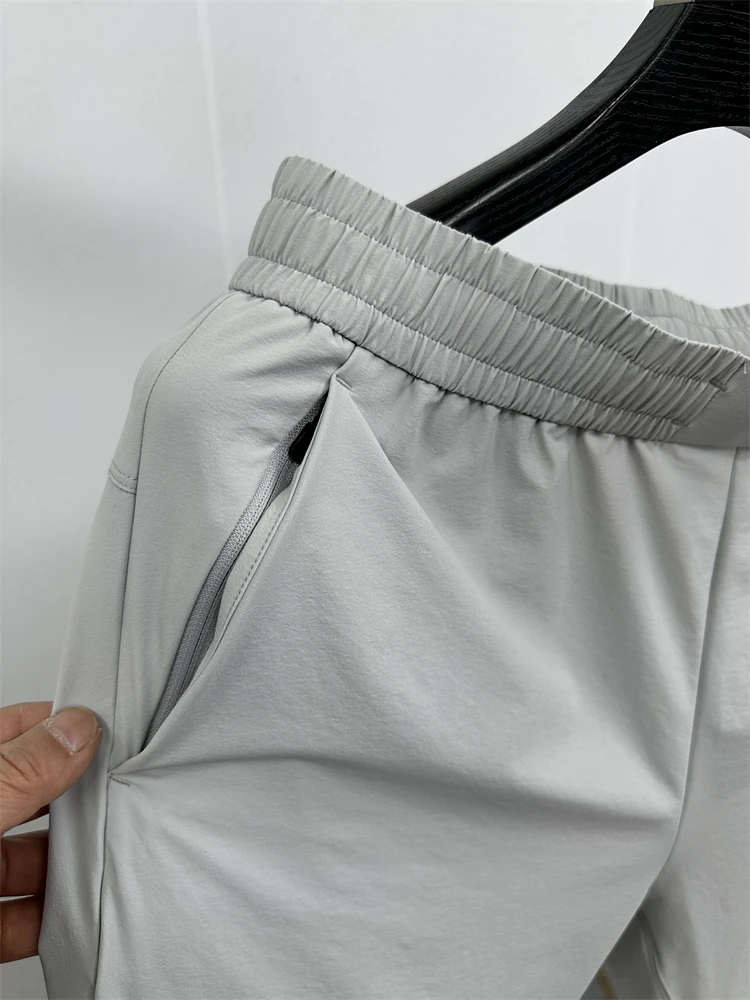 بنطلون رجالي صيفي خفيف ومرن، سريع الجفاف، مناسب للأنشطة الخارجية والاسترخاء، بتصميم عصري حضري، وسط الخصر، وقصة مستقيمة.