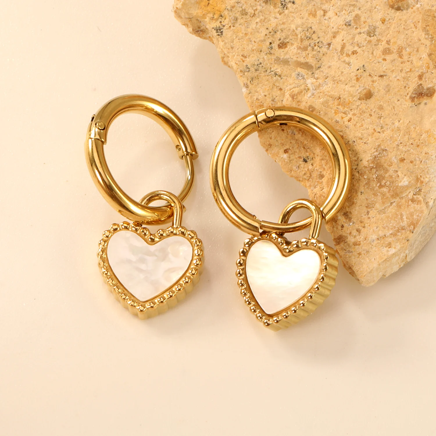 1 Paar modische Liebes-Ohrringe mit weißen Muscheln, Anhänger für Mädchen, vergoldeter Edelstahl, süßes und vielseitiges Geschenk mit Sinn für Design