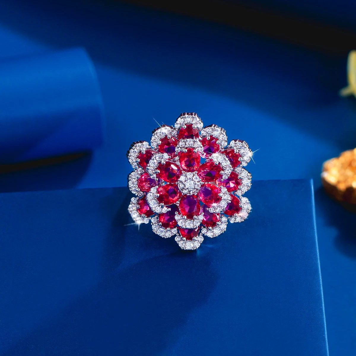 CWWZircons Rosaroter Zirkon Blumenförmiger Verstellbarer Ring für Frauen Glänzender Hochzeits- und Verlobungsschmuck Modeschmuck Geschenk Großhandel J0267 – Detail 10