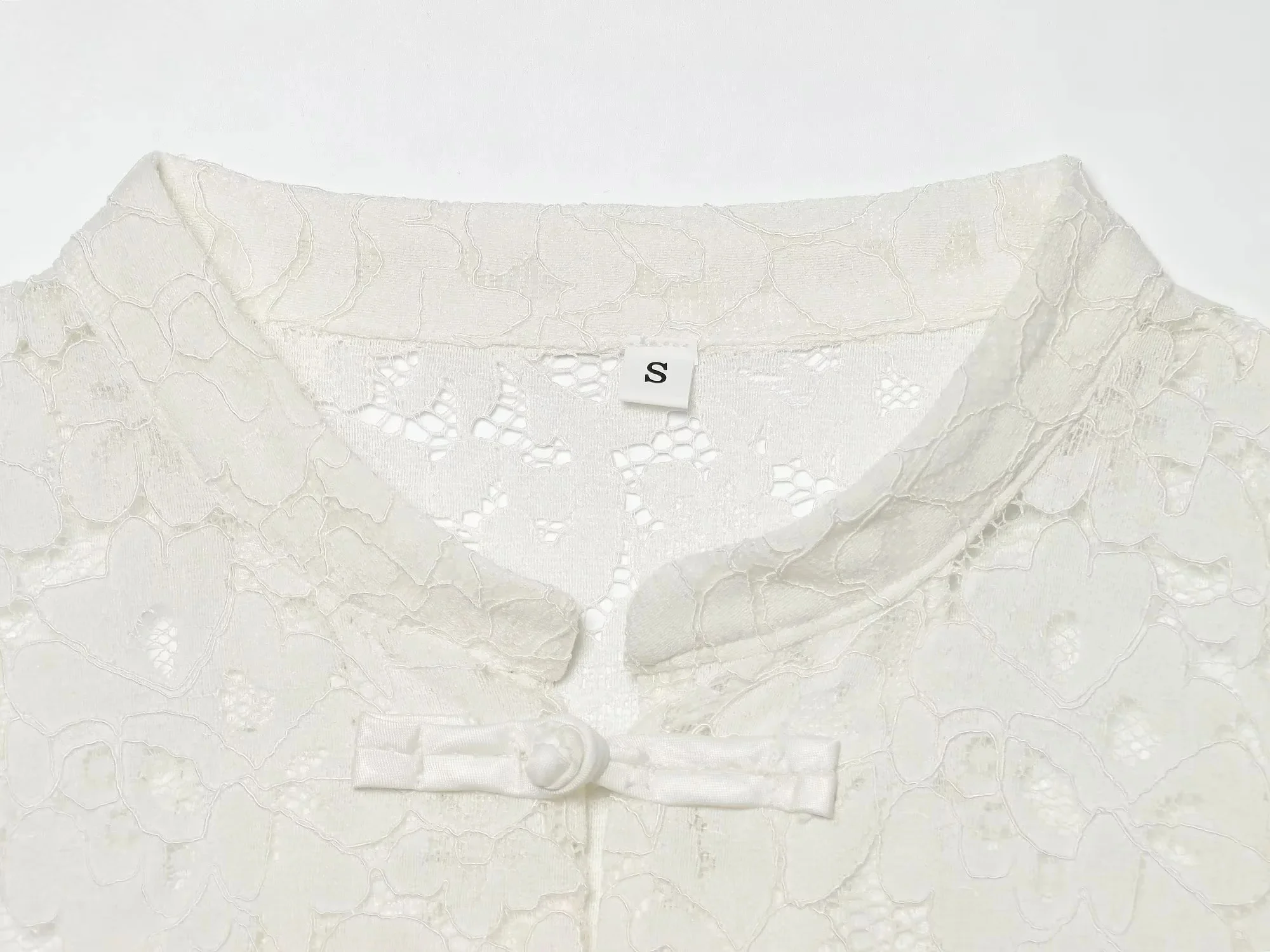 KONDALA Festliches, sexy schickes Damen-Tanktop mit Spitze, Knöpfen, Cut-Outs und Umlegekragen, ärmelloses Oberteil, modisch, Frühjahr/Sommer 2026 – Detail 22