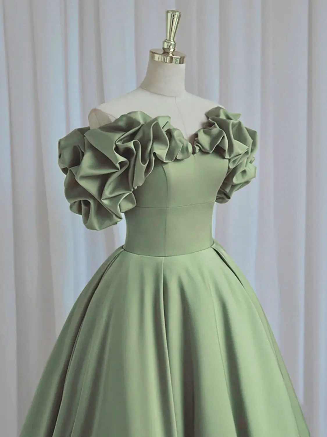 Vestido de noche largo de satén verde, vestido de baile largo hasta el suelo, hombros descubiertos, corsé con volantes en la espalda, vestidos formales de fiesta de graduación hechos a medida