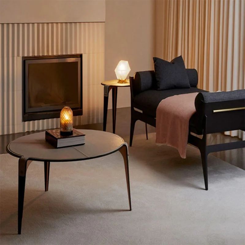 Moderner, schlichter Couchtisch mit schwarzer Goldklinge