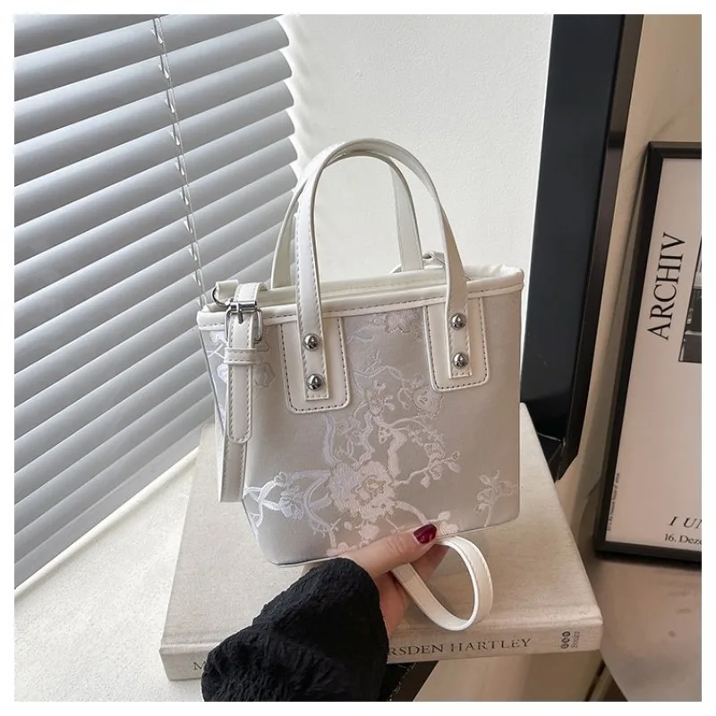 

Теплая зимняя кожаная повседневная сумка через плечо: элегантный парижский винтажный дизайн, высококачественная сумка-тоут кросс-боди для холодной погоды, уютная и стильная.