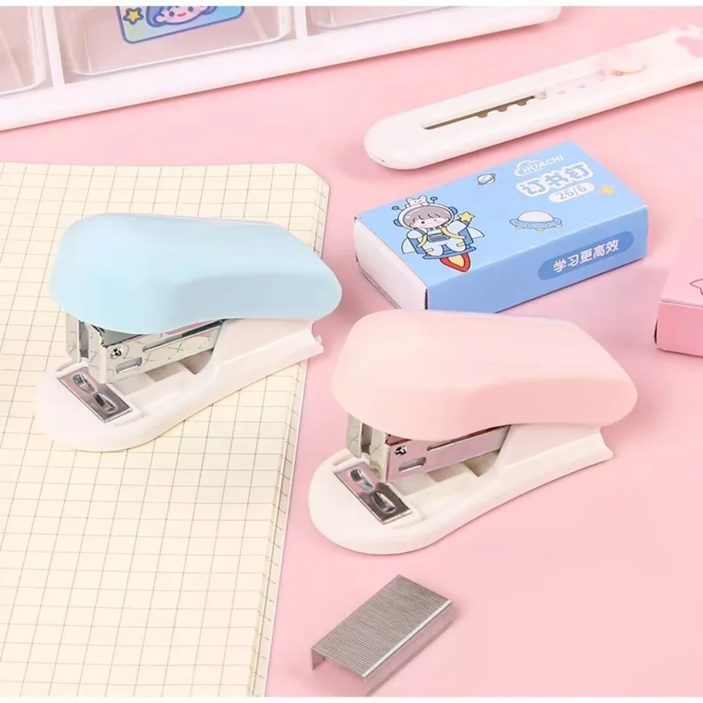Mini cucitrice per studenti di piccole dimensioni a colori Macaron con design a cartoni animati con graffette Comoda cucitrice per carta di prova per uso scolastico