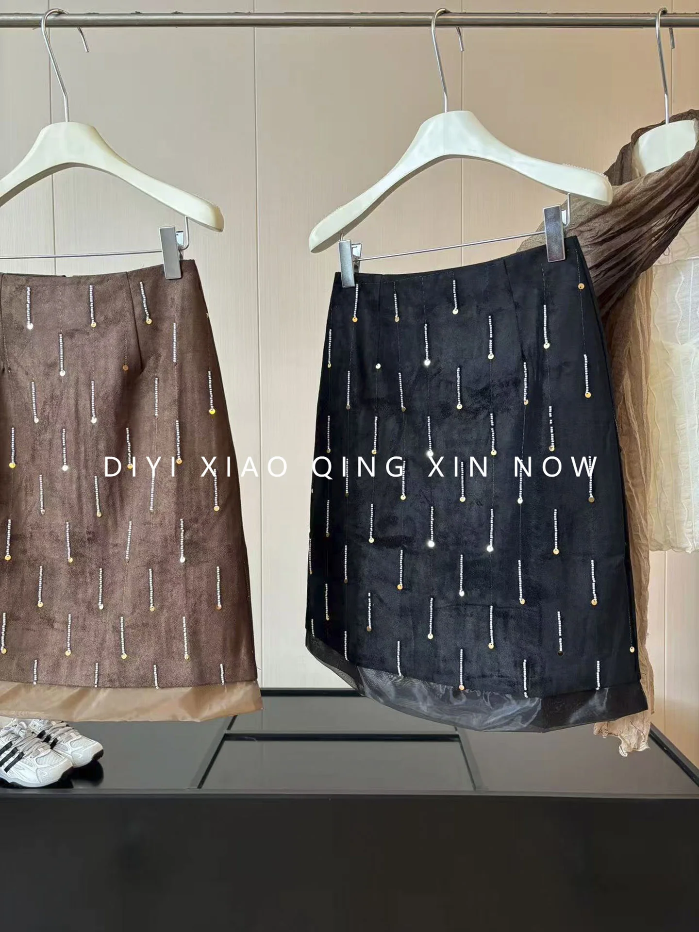 Retro Heavy Work Bead Half Skirt Women's High Waist Midi Black Suede Skirt Autumn Season Ladies Fashion A-Line Pure Color