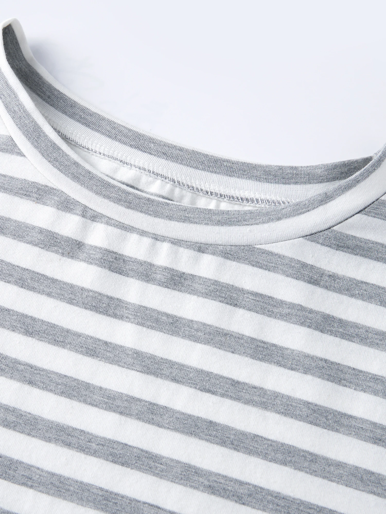 

Women s Autumn Striped Outfit with Relaxed Fit Crew Neck Top and Wide Leg Drawstring Pants - 2 Piece Set for a Stylish Look