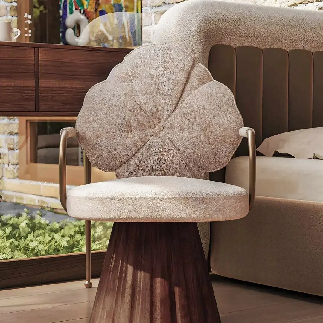 يحتوي مقعد المكياج الفرنسي القديم المستعمل على إحساس بالفخامة والأجهزة الفاخرة الخفيفة والخشب الصلب