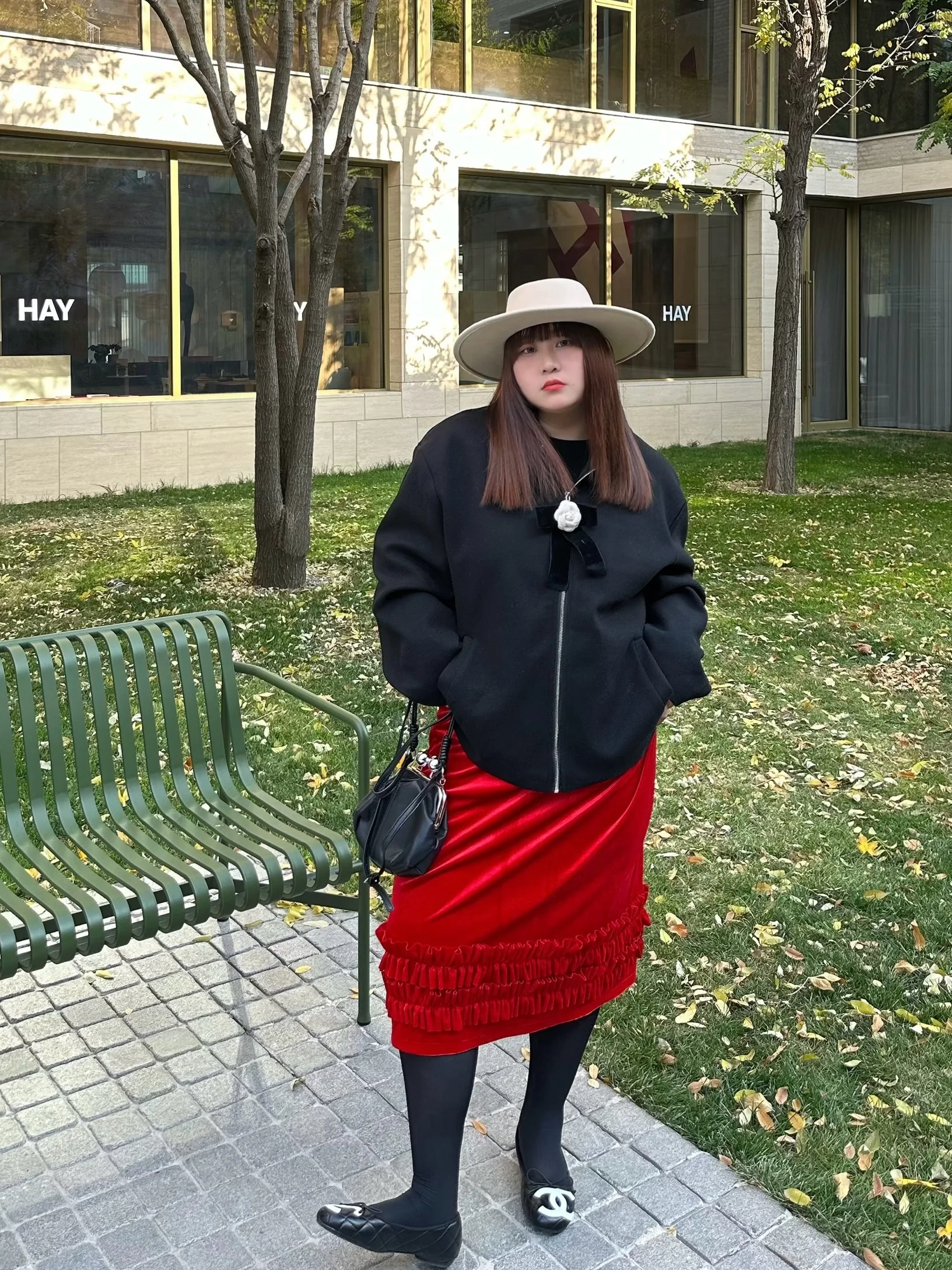 

Красная бархатная юбка миди с плиссированным кружевным декором, большие размеры, ретро-стиль, модная, осенне-зимняя, для фигуры типа «груша»