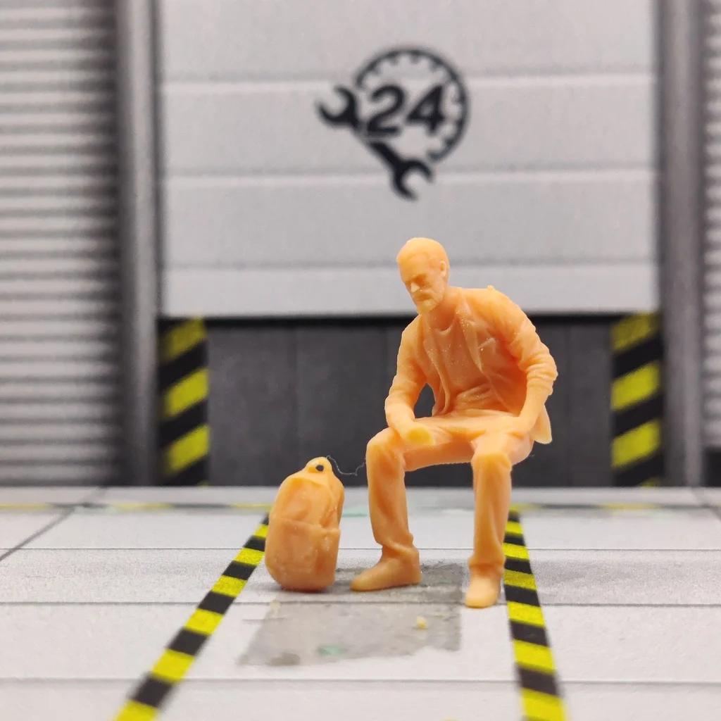1/64 1/43 skala modelu ResinBearded siedzący człowiek z plecakiem Uncolored miniaturowe Diorama ręcznie malowane S836