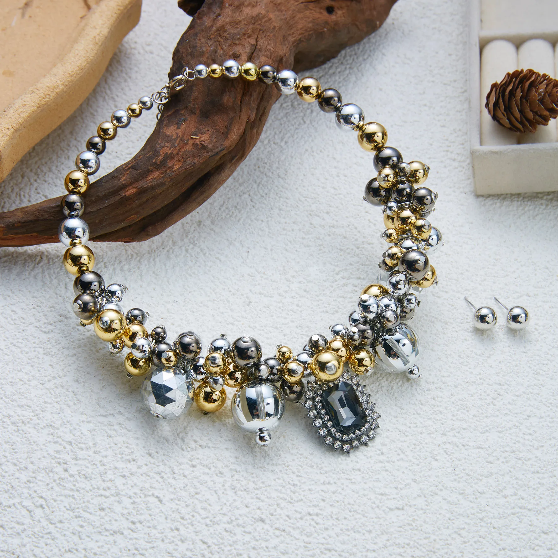 Luxuriöse Funkelnde Zirkon-Choker-Halsketten für Damen Schicke Massive Imitationsperlen Acryl-Perlenketten Party-Schmuckset – Detail 6