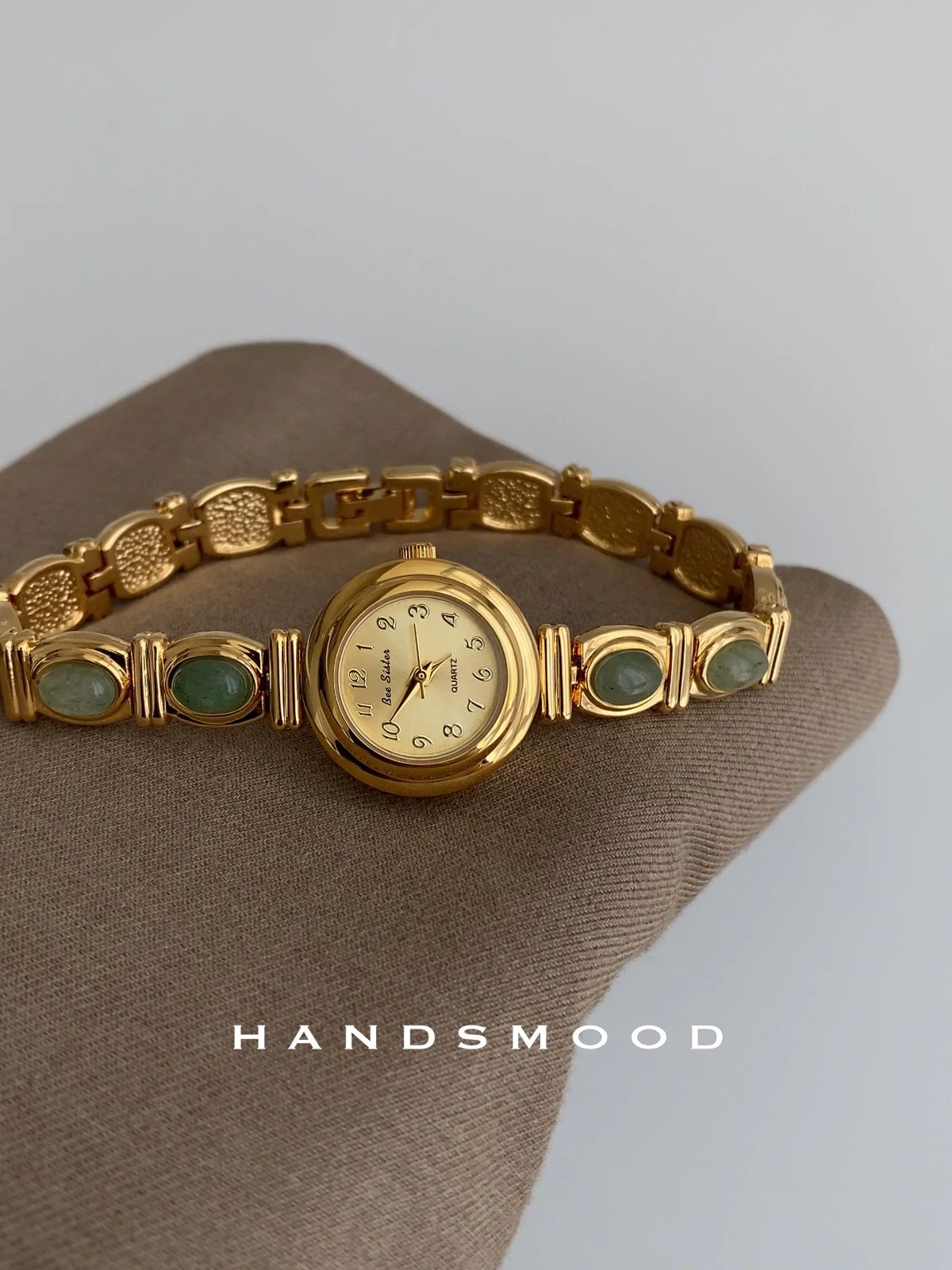 ElegantWomen'S Wristwatch With Exquisite Mini Design Featuring Green JadeiteExuding A Fashionable And SophisticatedQuartz Style.