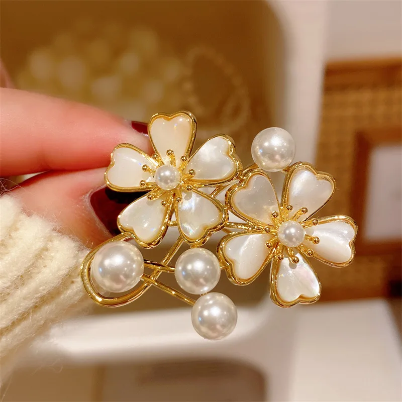 Brooches For Women White Shell Five Petals Created Pearl Cape Suit Dress Exquisite Jewelry Accessories Wedding Birthday Gift