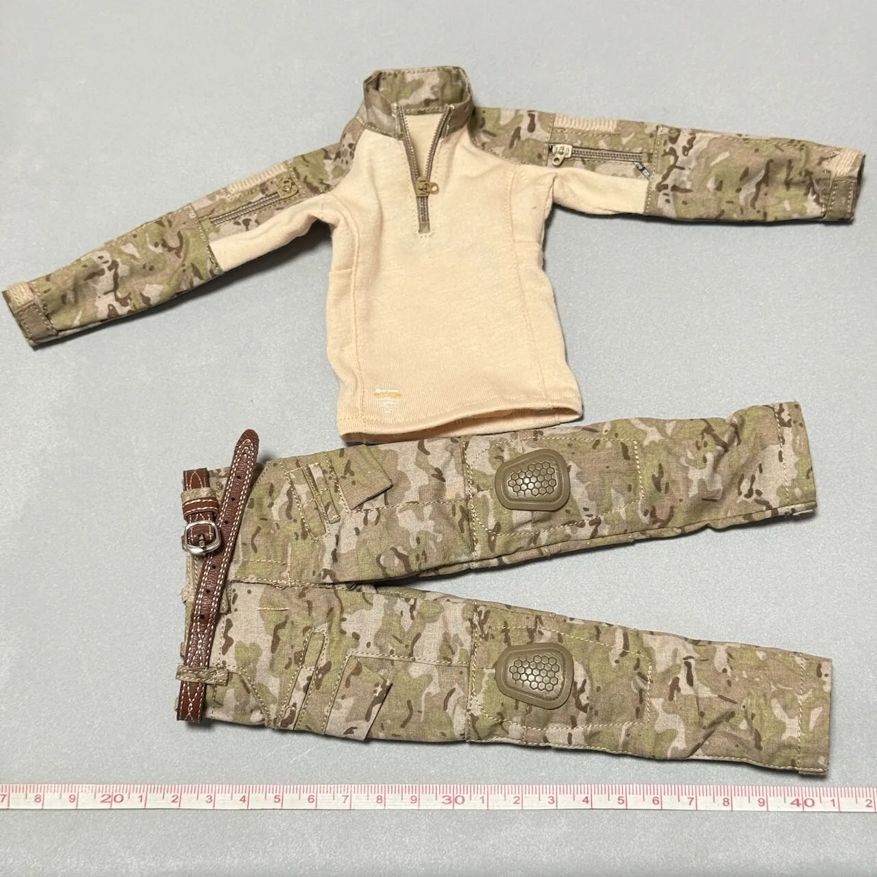 

ES 26073A 1/6 Scale Soldier Uniform Set Model for12'' FOG Paramilitary Forces