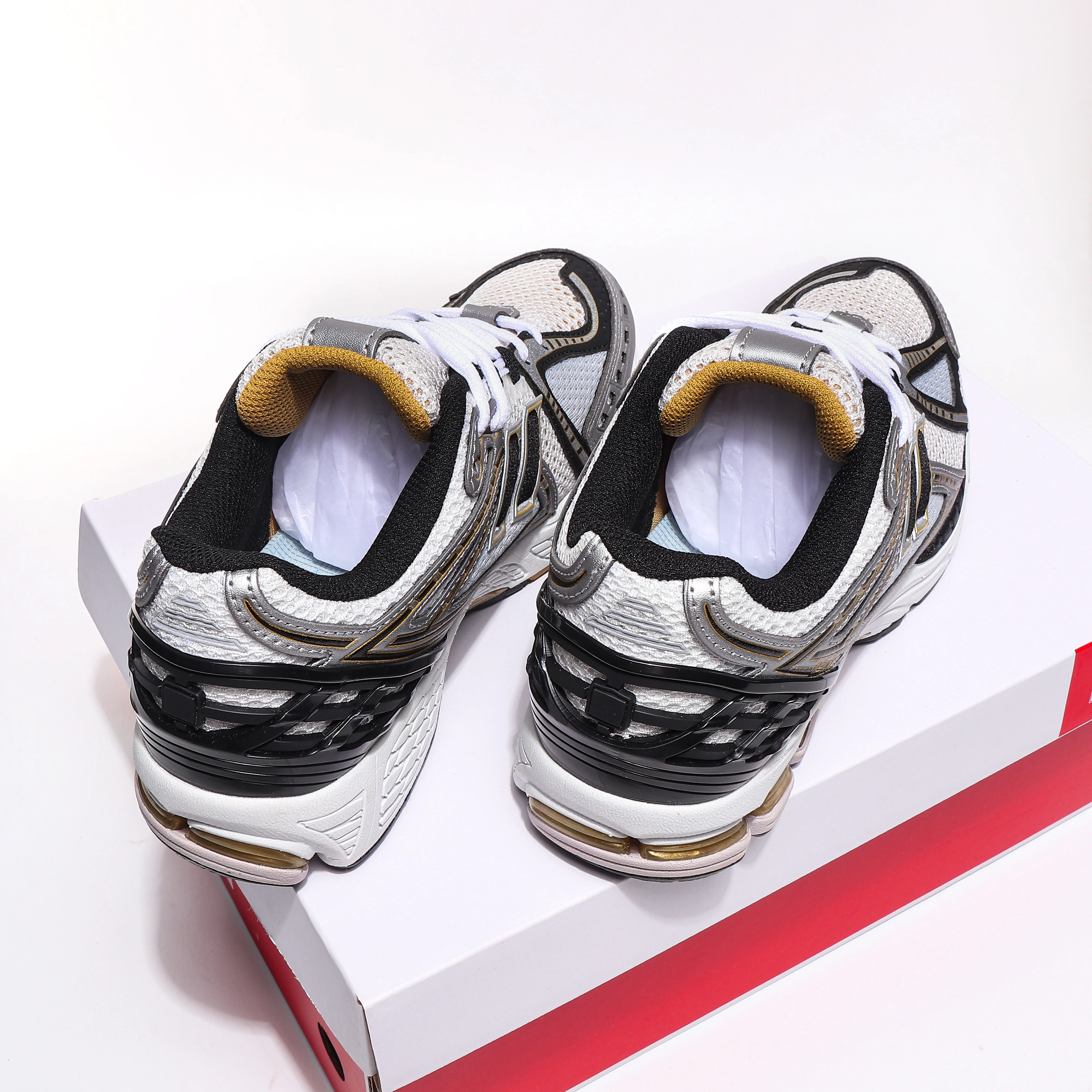 أحذية الركض من سلسلة 1906 للجنسين: أحذية كاجوال عصرية باللون الفضي والأبيض والأصفر