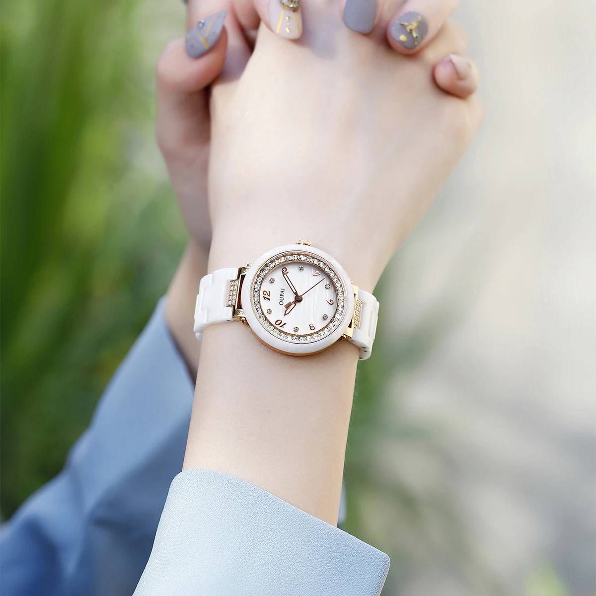 Oupai reloj elegante con correa de cerámica blanca de forma redonda, conjunto de cuarzo para mujer con diamantes y diamantes, reloj sencillo a la moda para mujer