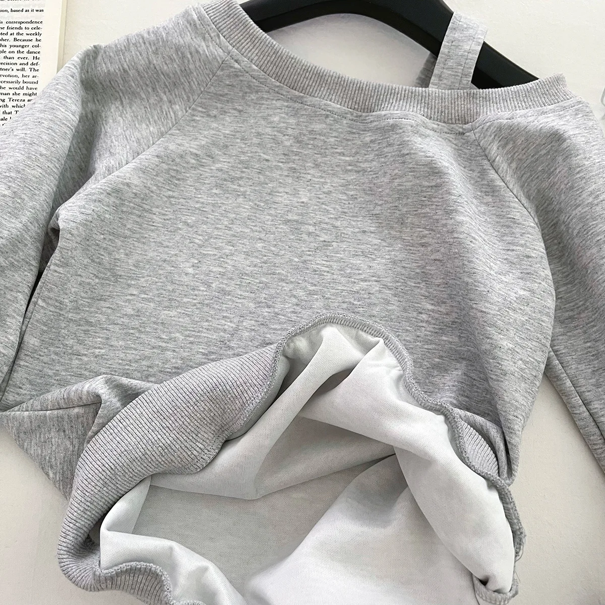 سترة بناتي جديدة لعام 2025 مكشوفة الأكتاف بلوفر كوري طويل بكتف مائل وأكمام طويلة للربيع والخريف