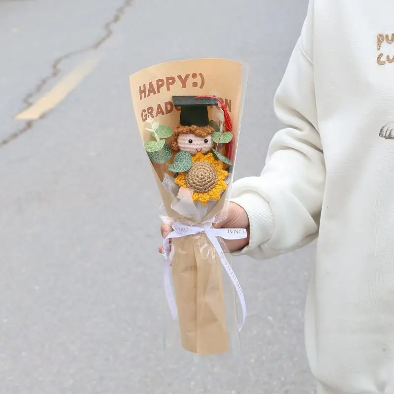Bouquet de graduation tricoté avec chapeau de docteur et fleurs au crochet – Cadeaux de remise de diplôme pour garçons et filles, cadeau d'appréciation pour les enseignants, décoration intérieure