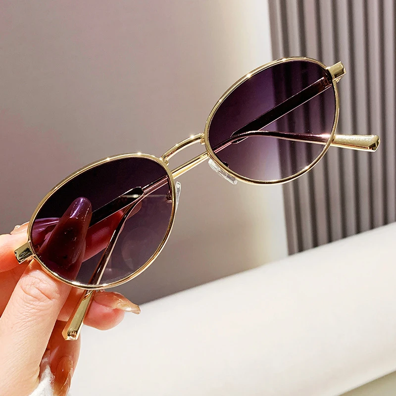 Modische Sonnenbrille mit ovalem Metallrahmen. Stilvolle Sonnenbrille für einen trendigen Look. Personalisiertes Accessoire