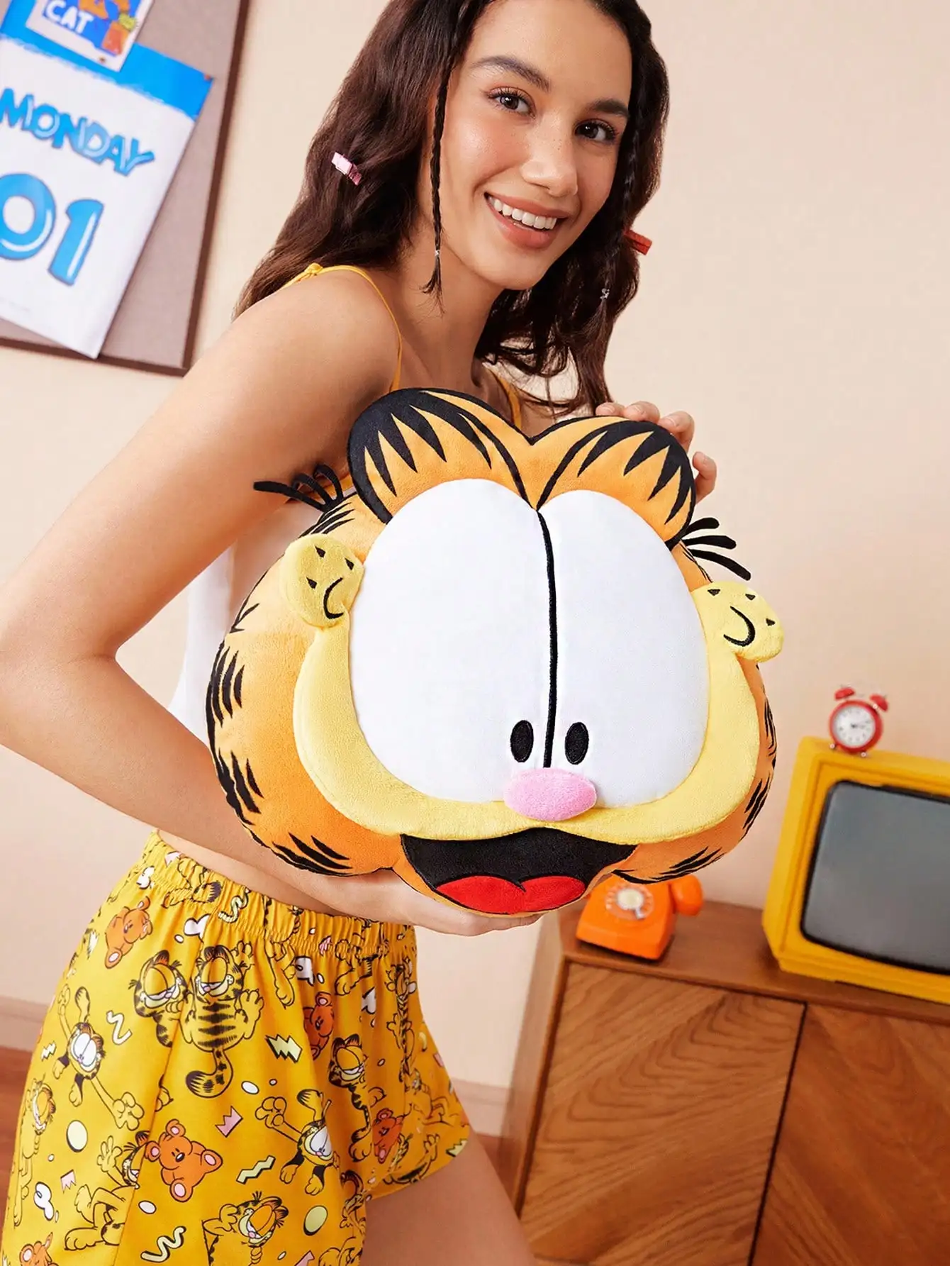 غارفيلد |   SHEIN قطعة واحدة من وسادة رمي القطيفة الكرتونية اللطيفة، نسيج ناعم ومريح، مناسب للغرفة والسيارة والأريكة