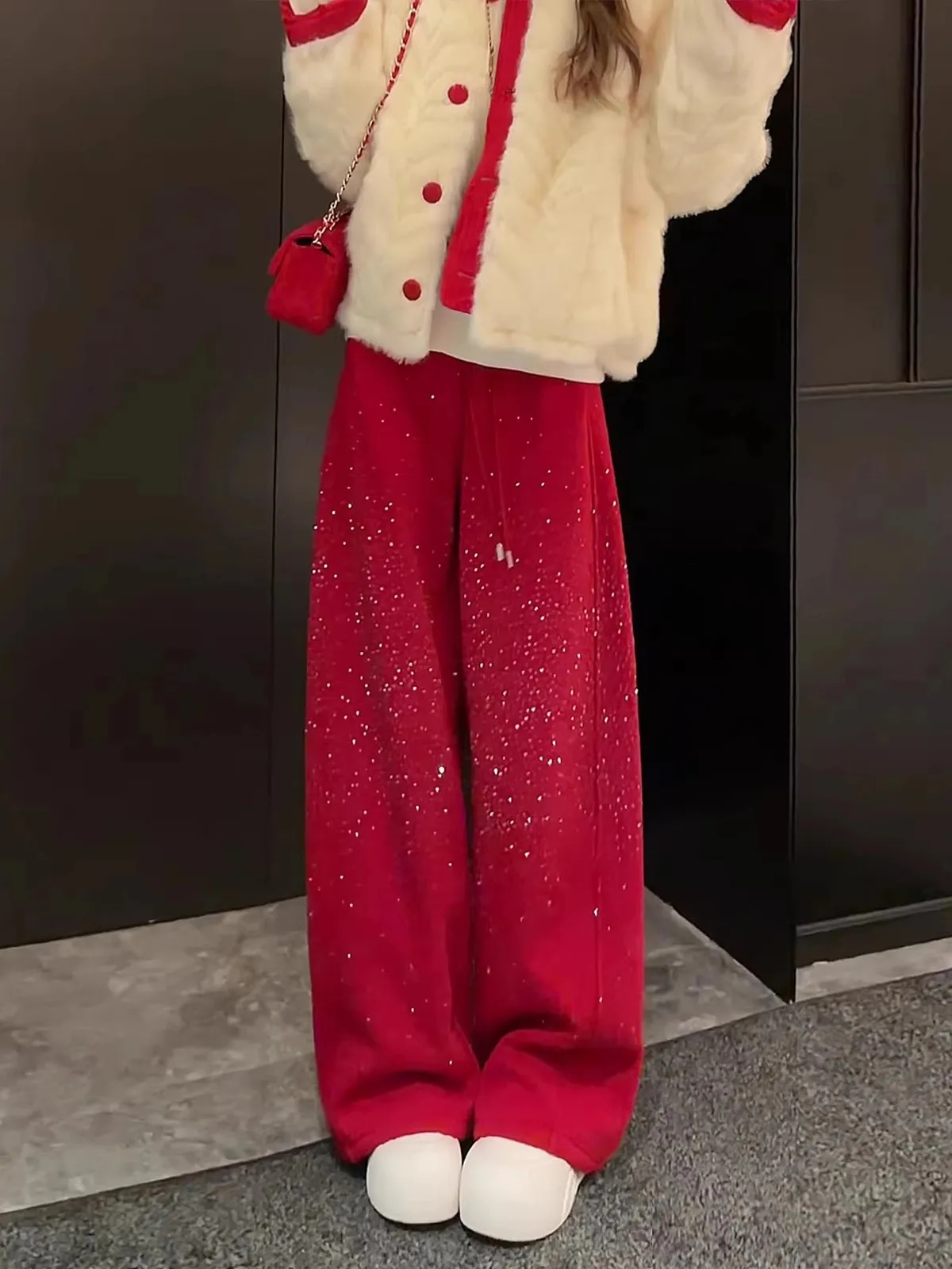 

Красные широкие спортивные брюки с пайетками для женщин, весна 2026, новинка, на флисовой подкладке, для фигуры типа «груша», маленький размер, утягивающие, повседневные, прямые