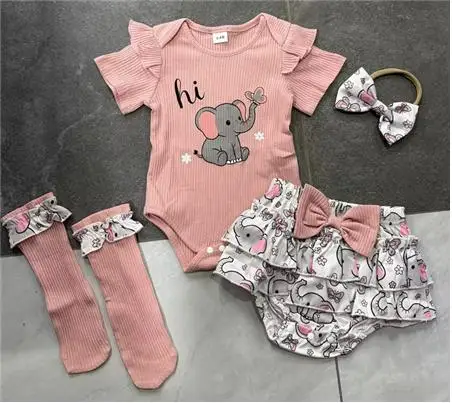 

Новый летний комплект для девочки 2026 года: ромпер с коротким рукавом и принтом слона, шорты с рюшами, повязка на голову с бантом и чулки — 4 предмета в наборе