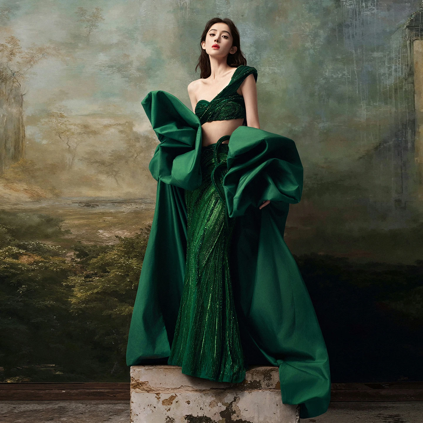 Stunning Green Satin Detachable Cape Puffy Short Sleeves Long Train Evening Party Cloak Runway Women Jacket Chic TSWD899