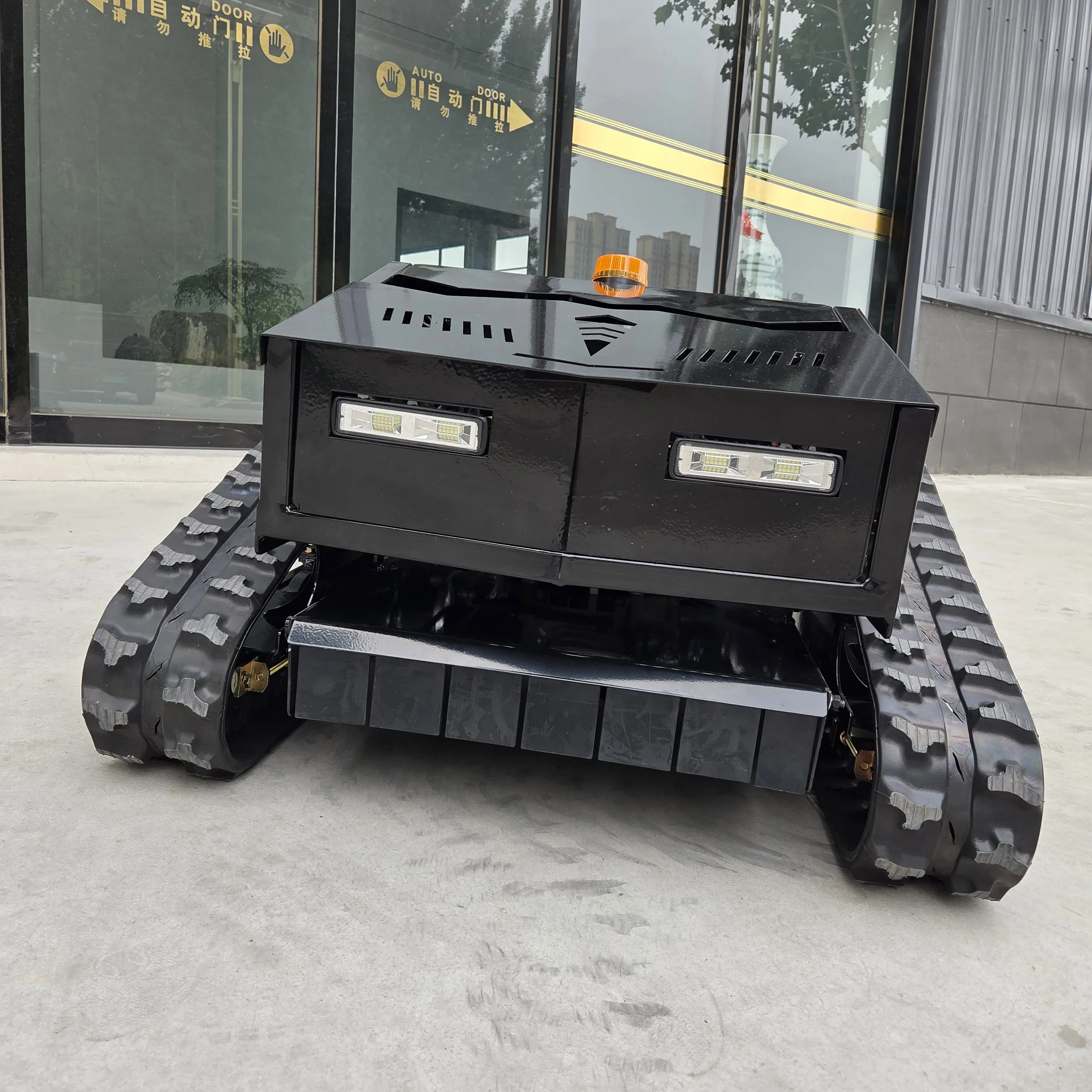 Старт в одно касание! Многофункциональная газонокосилка с дистанционным управлением: эффективная резка и сильные способности к восхождению.