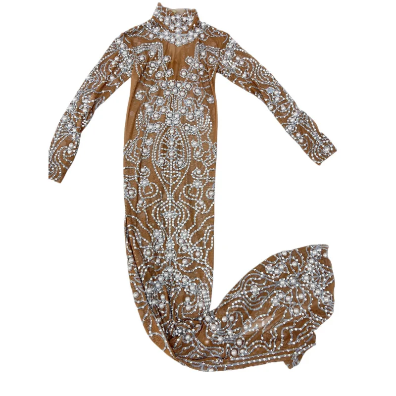 Diamant-lange Geburtstagskleidung, leuchtend weiß, perlbraun, schmale Passform, langer Rücken, Wade, geteilter Ausschnitt, Ärmel, elegante mittelgroße Abendkleider