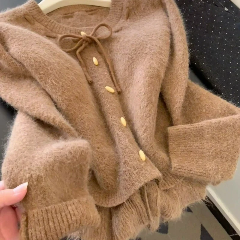 

2026 Вязаный свитер с узкими пуговицами на бретельках, сладкий и игривый дизайн, нежная вязаная рубашка во французском стиле для женщин