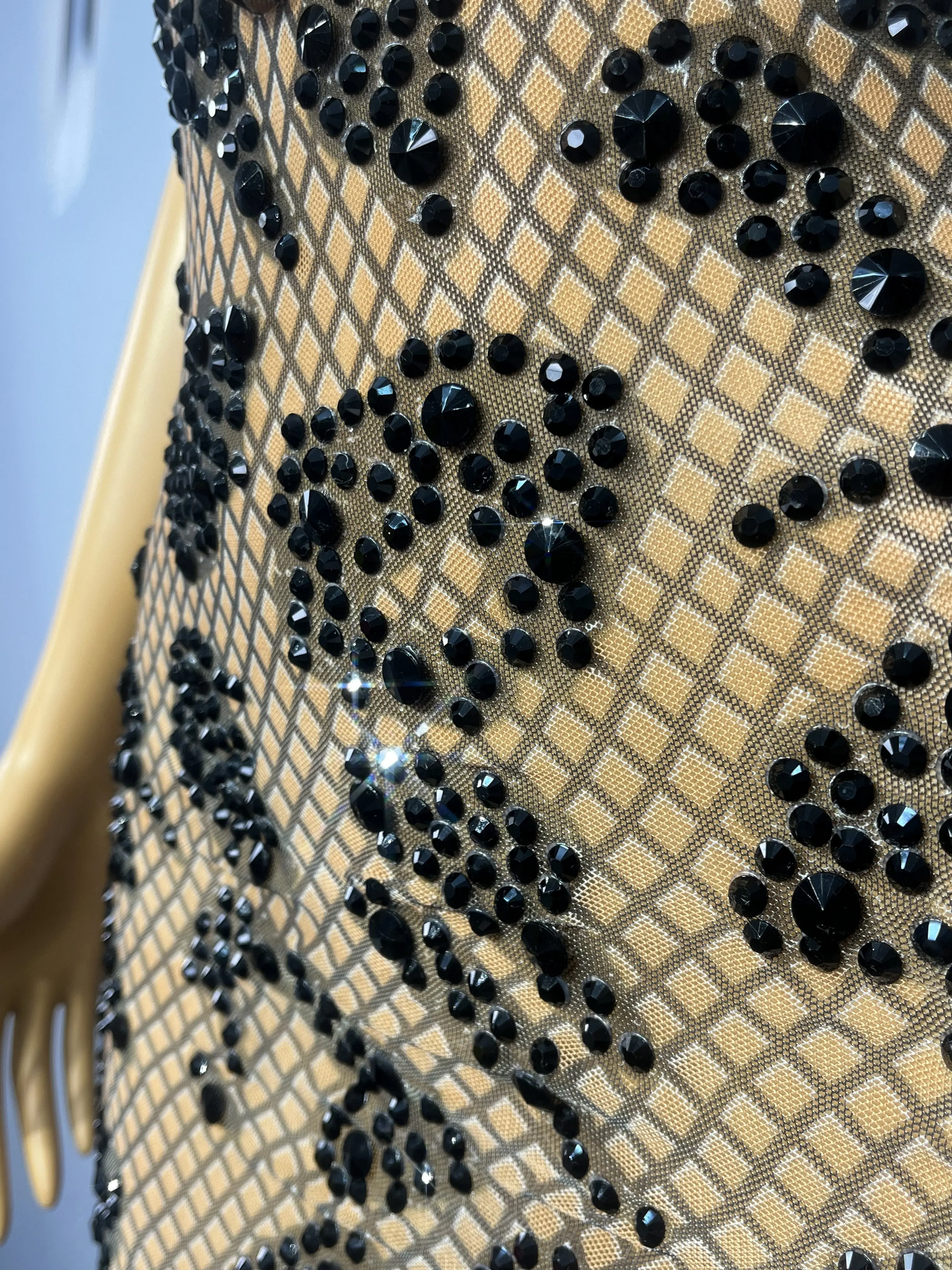 섹시 할로우 한 어깨 디자인 빛나는 라인 석 재배 메쉬 드레스 여성 파티 쇼 무대 패션 복장Heiluowang