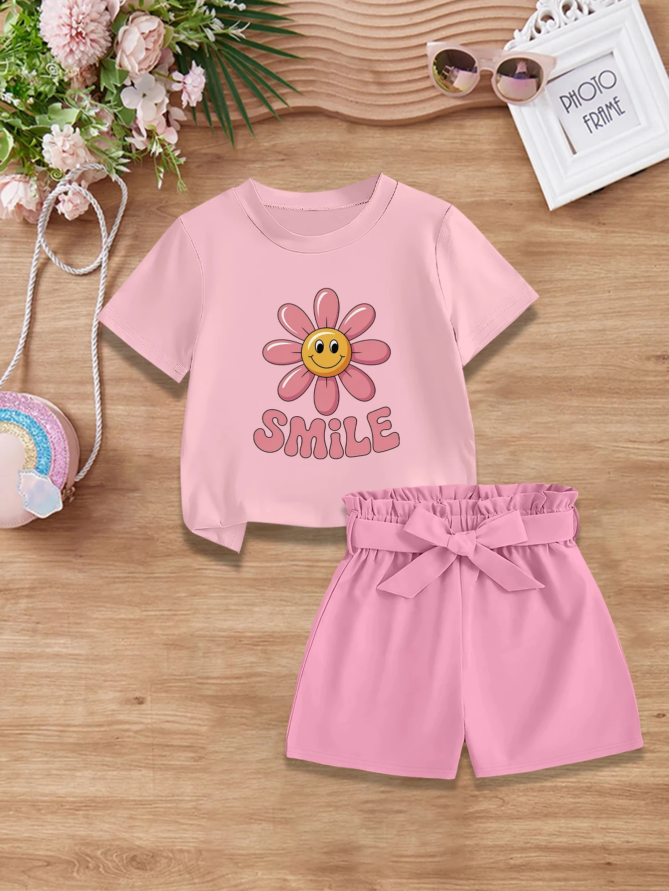 2-teiliges Set: Süßes Sommer-Outfit für Mädchen, T-Shirt mit Cartoon-Gänseblümchen-Print + gewebte Shorts mit Schleife