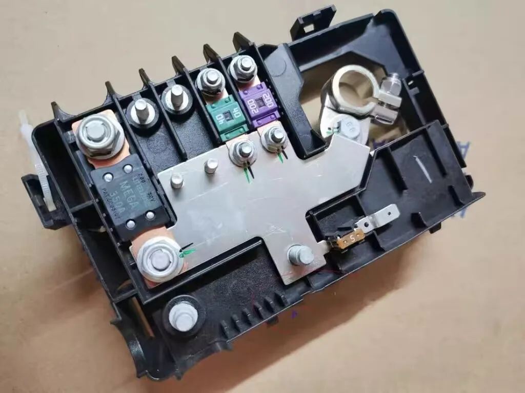 

10199262 Battery Fuse Box for SAIC Roewe RX8 Battery Fuse Box Assembly