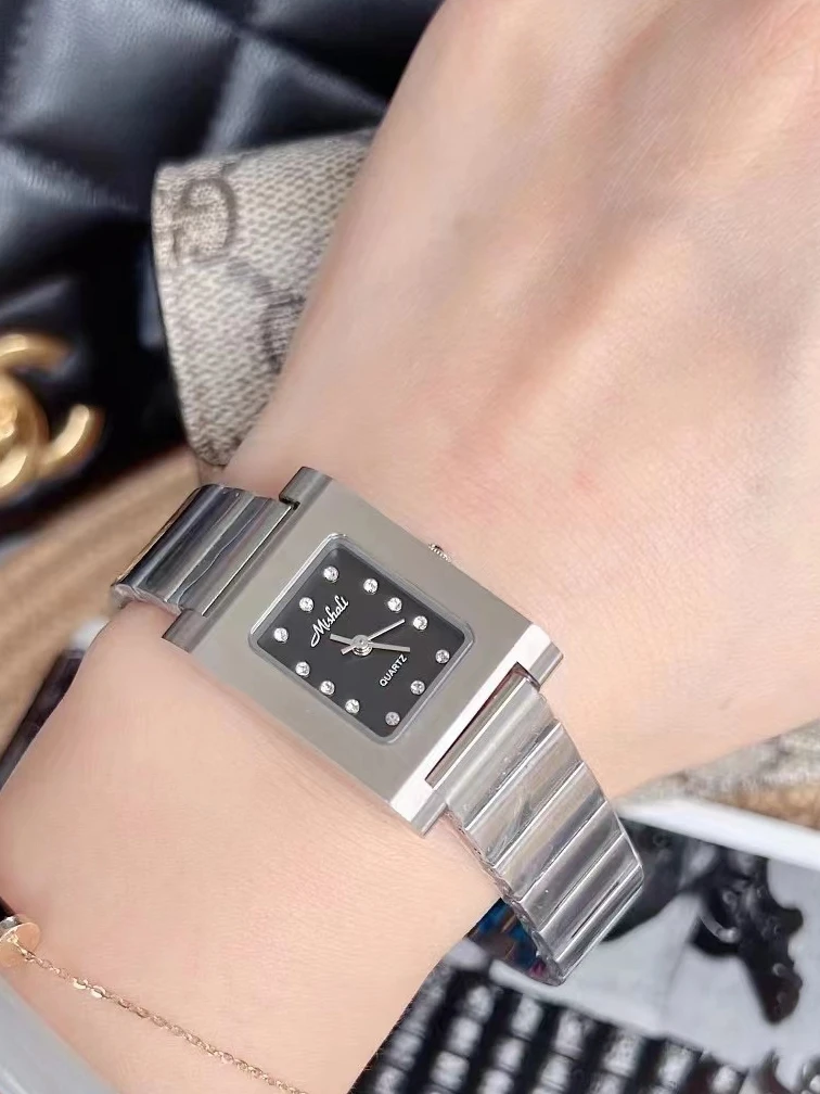 

Stylish SquareGold Women'S WatchWith Luxurious Retro StyleFeaturing A BambooJoint StrapA HighEnd SelectionOfFashionable Watches.