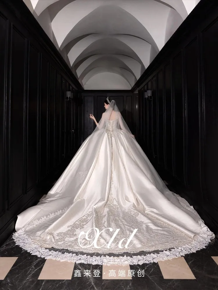 ชุดเดรสผ้าซาตินไหล่เดียวขนาดใหญ่แบบไม่มีสายหนังแบบใหม่