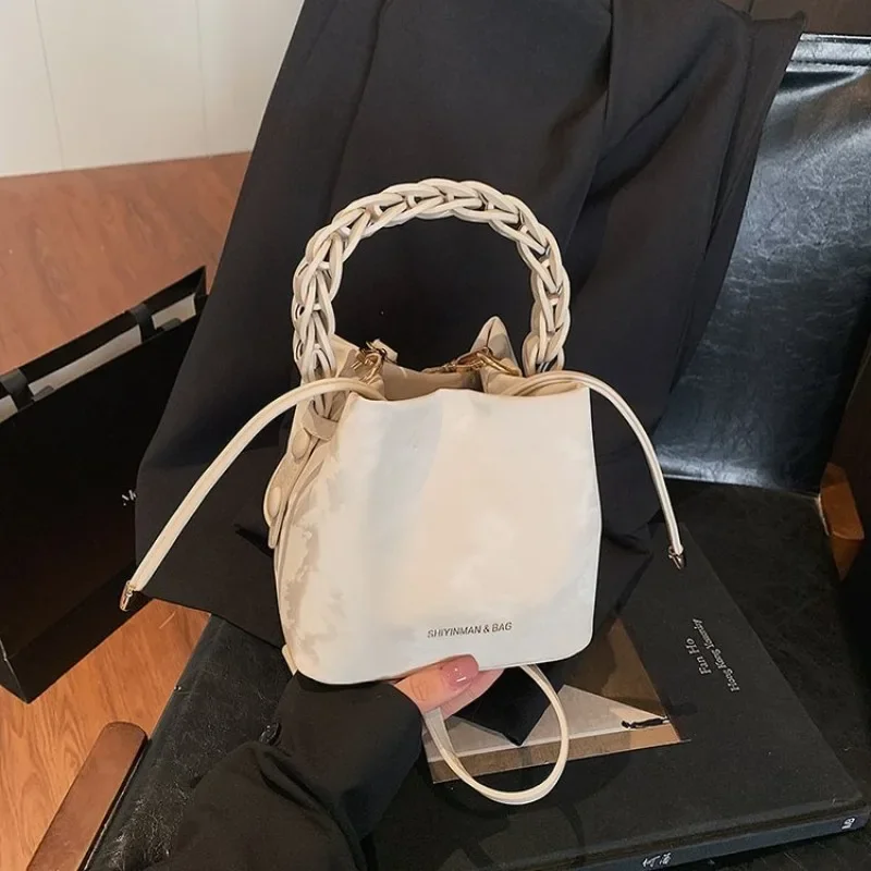 

Fashionable Shoulder Bag For Women A Runway Inspired Look For The Everyday Fashionista