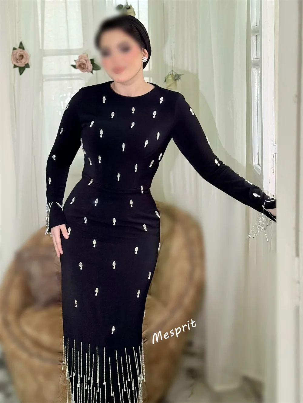 ชุดเดรสยาวทรงเข้ารูป คอทรงโอ แขนยาว แต่งพู่ห้อยหรูหรา ประดับกลิตเตอร์ สำหรับงานเลี้ยงกลางคืน งานพิธีการ หรืองานสังสรรค์ ออกแบบตามสั่ง