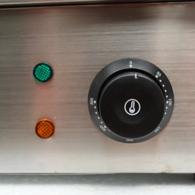 Grilloven, oorzaak grillmachine, frituurpannenkoekmachine, brutzelende inktvis grillmachine