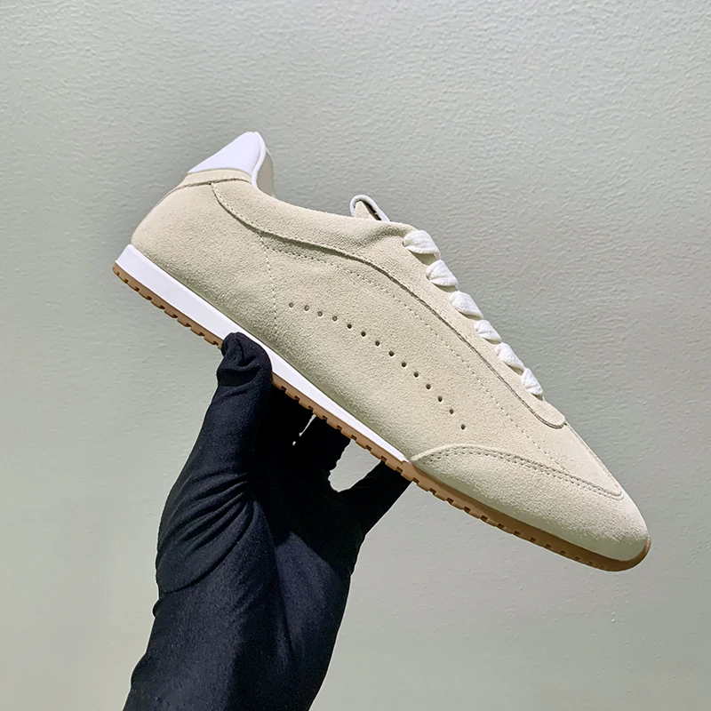 أحذية نسائية كاجوال من الجلد الطبيعي من جلد الغزال أحذية رياضية للرجال برباط للمشي أحذية بيضاء مصممة أحذية نسائية