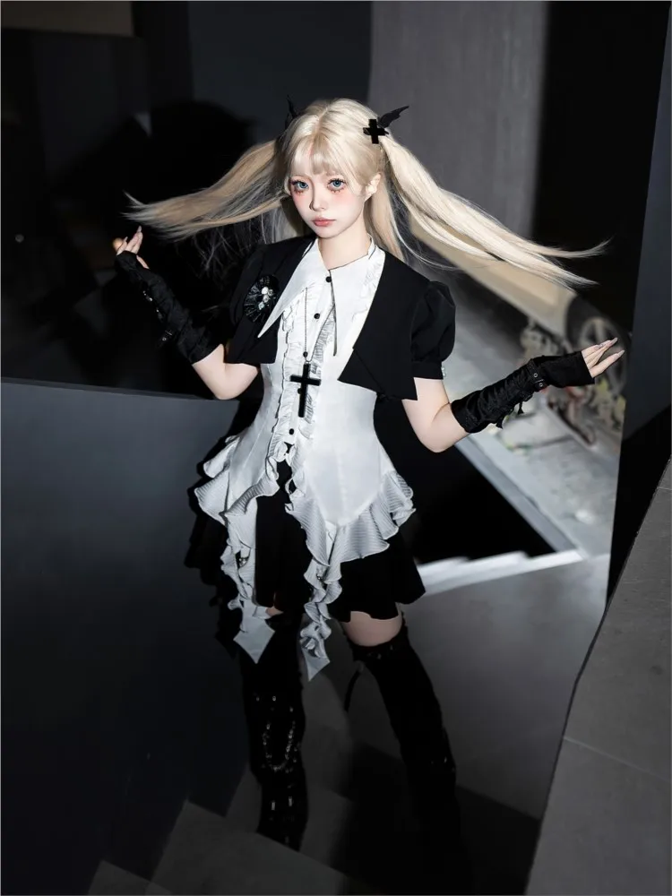 Ein unregelmäßiges Hemd gepaart mit einem Rock-Anzugkleid