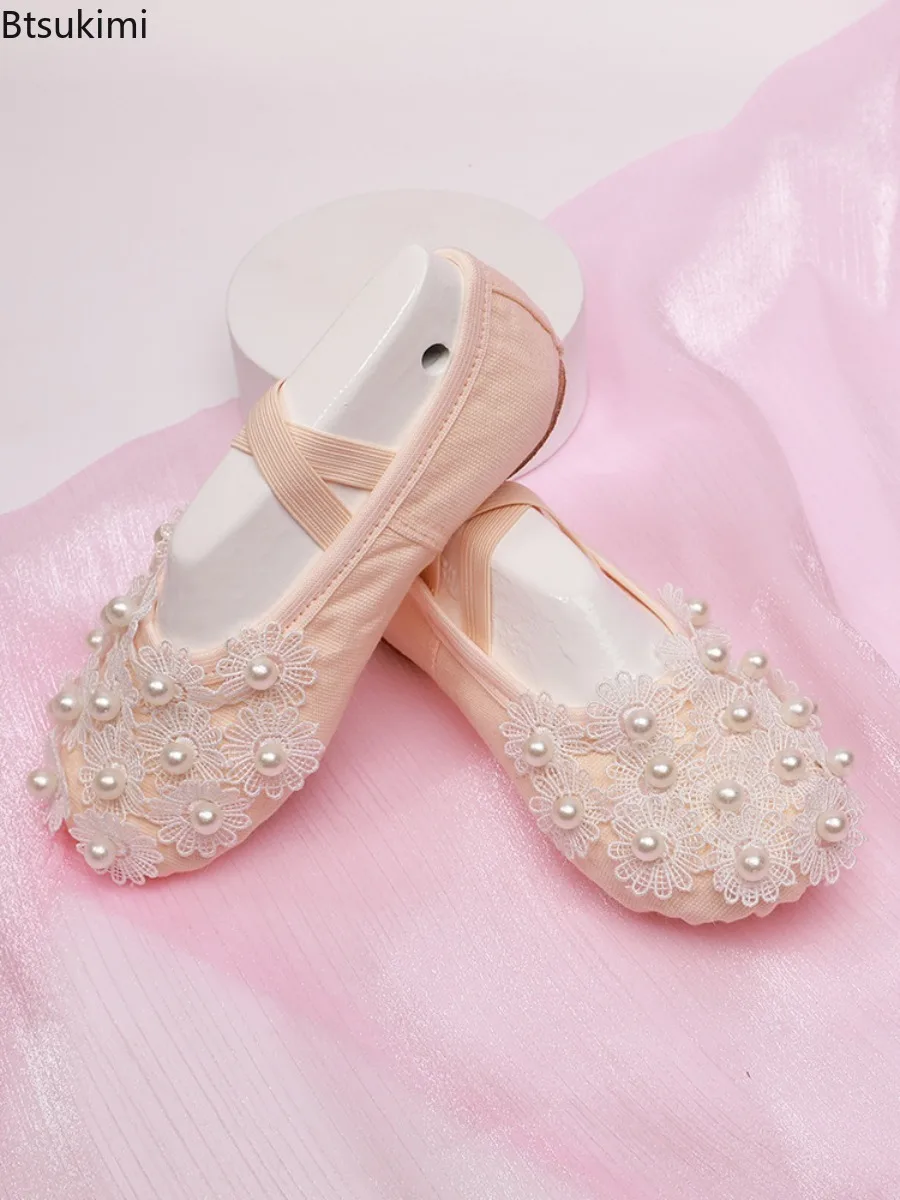 Nowe buty baletowe dla dziewczynek na rok 2025, sznurowane, z kwiatami, perłami, okrągłym noskiem, miękką podeszwą, do ćwiczeń, urocze buty do występów scenicznych.