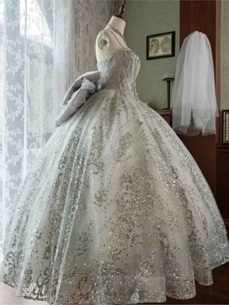 Een nieuwe stijl van lichte luxe en niche-hostjurk voor volwassenenceremonie, kunstexamen uit de zware industrie